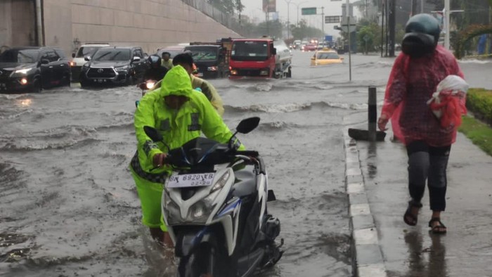 Foto: Kondisi jalan terendam air di Pasar Pagi Arengka. (Dok Satlantas Polresta Pekanbaru)