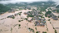 Banjir ini disebabkan hujan deras yang melanda kawasan tersebut.  