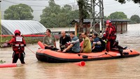Sejumlah warga dievakuasi akibat banjir ini.  