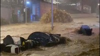 Sejumlah mobil dan motor terseret arus banjir.  