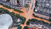 Pemandangan udara menunjukkan jalan-jalan yang banjir di pinggiran Fuzhou, Provinsi Fujian, China, Selasa, (5/9/2023).