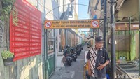 Memasuki gang ini, pengunjung akan disuguhkan dengan bangunan-bangunan penginapan dengan beragam konsep, mulai dari minimalis modern, tradisional, hingga penginapan yang dirancang agar pengunjung merasa seperti berada di rumah. Selain penginapan, di dalam gang ini pengunjung bisa menemukan salon, laundry, hingga toko buku dengan nuansa tradisional Jawa yang kental. Pada beberapa titik, terdapat pemandangan lukisan mural di tembok-tembok dalam gang.