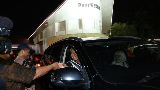 Ganjar Pranowo meninggalkan Puri Gedeh yang merupakan Rumah Dinas Gubernur Jateng, Semarang, Selasa (5/9/2023) malam.