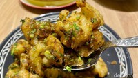 Rasa dari kembang kol ini tak pahit sama sekali, bahkan rasanya cukup mirip dengan rasa udang dan ayam goreng tepung.  Foto: detikFood