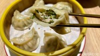 Paduan rasa pedas dan sedikit asam, membuat rasa pangsit kukus ala Nepal dan Tibet ini lebih sedap  Foto: detikFood