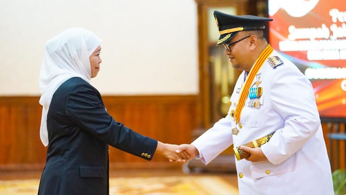 Gubernur Khofifah usai melantik Timbul Prihanjoko sebagai Bupati Probolinggo.
