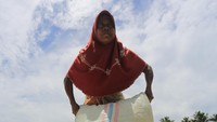 Petani setempat mengaku, sejak dua pekan terakhir harga jual kacang tanah di tingkat petani mengalami kenaikan dari Rp13.500 per kilogram menjadi Rp16.500 sampai Rp18.000 per kilogram karena kurangnya pasokan kacang tanah akibat anjloknya produksi karena serangan hama tikus.