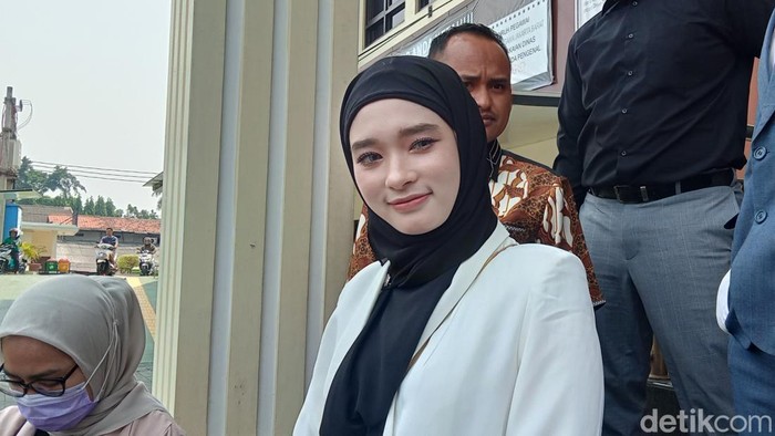 Inara Rusli saat ditemui di Pengadilan Agama Jakarta Barat.
