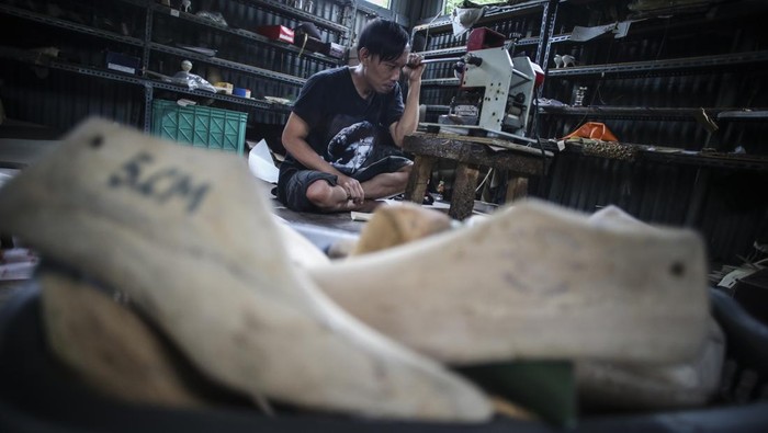 Perajin menyelesaikan pembuatan sepatu di Pasar Minggu, Jakarta, Rabu (6/9/2023). Berdasarkan data World Footwear Yearbook 2023, pada tahun 2022 Indonesia merupakan pengekspor alas kaki terbesar ketiga di dunia setelah China dan Vietnam. ANTARA FOTO/Rivan Awal Lingga/nz