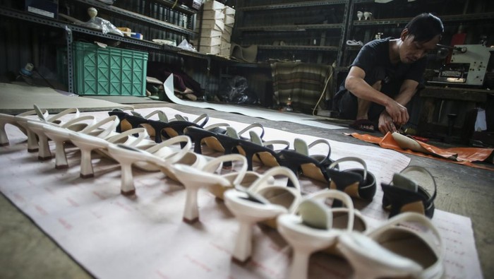Perajin menyelesaikan pembuatan sepatu di Pasar Minggu, Jakarta, Rabu (6/9/2023). Berdasarkan data World Footwear Yearbook 2023, pada tahun 2022 Indonesia merupakan pengekspor alas kaki terbesar ketiga di dunia setelah China dan Vietnam. ANTARA FOTO/Rivan Awal Lingga/nz