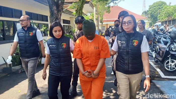 IRT pelaku penipuan menjurus TPPO digiring polisi. (I Putu Adi Budiastrawan/detikBali).
