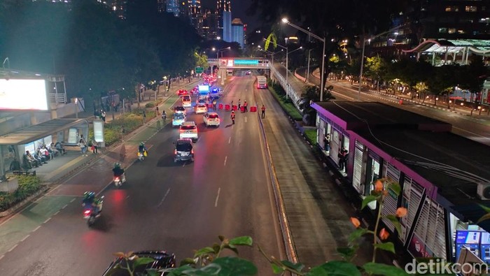 Jalan Sudirman arah Semanggi kini ditutup. Rekayasa lalu lintas ini dilakukan karena ada gala dinner KTT ASEAN ke-43 di kawasan GBK (Astrid Meishella/detikcom)
