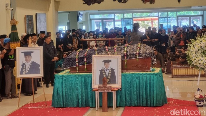 Jenazah Rektor ISI Jogja Prof Timbul disemayamkan di Gedung Rektorat ISI Jogja, Rabu (6/9/2023).