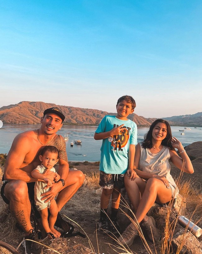 Melalui akun Instagram pribadinya wanita yang akrab disapa Jedar itu membagikan foto-fotonya selama berlibur di Labuan Bajo. Gaya ibu dua orang anak itu pun selalu terlihat stylish. Foto: Instagram/@inijedar