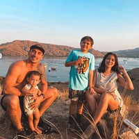 Melalui akun Instagram pribadinya wanita yang akrab disapa Jedar itu membagikan foto-fotonya selama berlibur di Labuan Bajo. Gaya ibu dua orang anak itu pun selalu terlihat stylish. Foto: Instagram/@inijedar