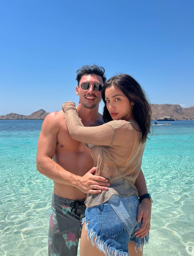 Dalam beberapa foto terlihat Jessica berpose bersama sang suami. Fotonya bersama suami itu yang kemudian berhasil mencuri atensi. Jedar tampil seksi dengan hanya mengenakan bra dan celana pendek yang dipadukan dengan luaran transparan. Foto: Instagram/@inijedar