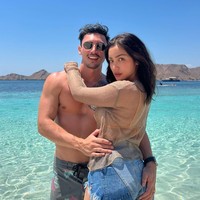 Dalam beberapa foto terlihat Jessica berpose bersama sang suami. Fotonya bersama suami itu yang kemudian berhasil mencuri atensi. Jedar tampil seksi dengan hanya mengenakan bra dan celana pendek yang dipadukan dengan luaran transparan. Foto: Instagram/@inijedar