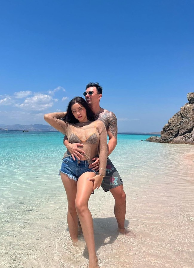 Bra yang digunakan Jedar di foto tersebut rupanya juga berasal dari merek mewah Dior. Melansir situs resmi Dior, Bikini Top Blue Dior Oblique Technical Fabric tersebut dibanderol dengan harga sekitar Rp 9,3 juta. Foto: Instagram/@inijedar