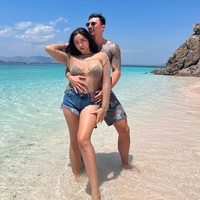 Bra yang digunakan Jedar di foto tersebut rupanya juga berasal dari merek mewah Dior. Melansir situs resmi Dior, Bikini Top Blue Dior Oblique Technical Fabric tersebut dibanderol dengan harga sekitar Rp 9,3 juta. Foto: Instagram/@inijedar