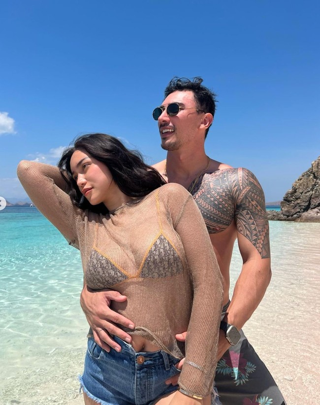Sementara Vincent Verhaag tampak hanya mengenakan celana pendek dan kaca mata hitam. Keduanya pun memamerkan pose mesra mereka. Foto: Instagram/@inijedar