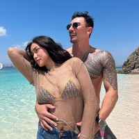 Sementara Vincent Verhaag tampak hanya mengenakan celana pendek dan kaca mata hitam. Keduanya pun memamerkan pose mesra mereka. Foto: Instagram/@inijedar