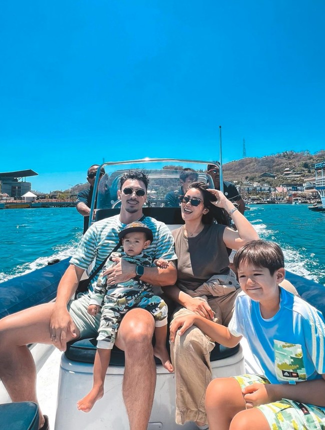 Asik menikmati liburan di tengah kasus penipuan yang menimpanya, tak sedikit netizen yang juga memberikan komentar. Beberapa mengomentari gaya berlibur Jedar. Seperti diketahui, biaya berlibur ke Labuan Bajo tidaklah murah. Sebelumnya karena menjadi korban penipuan Jedar sendiri sempat mengaku sampai tak sanggup membayar cicilan KPR rumahnya. Foto: Instagram/@inijedar