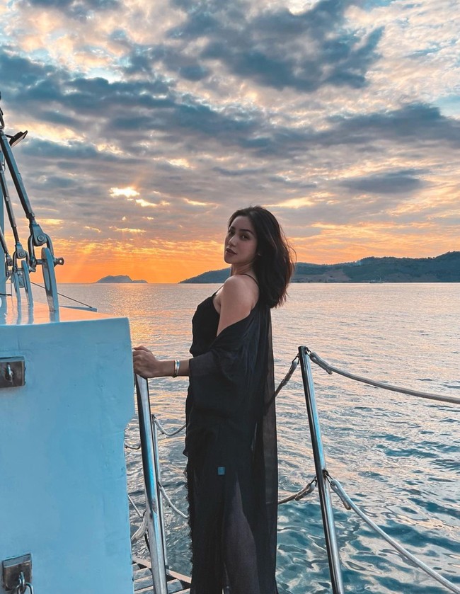 Short trip kali ini aku sekeluarga ke Labuan bajo, kita stay di @scubaspazeindonesia aku, Vincent, EL dan Don menikmati setiap momentnya! Mulai dari luxury Phinisi dengan service dan makanan enak, diving, snorkeling, padding, canoing, Beach dinner, sightseeing, hiking, cruising, spa Treatment oN boat semua kegiatan aman dan menyenangkan. I cannot wait to go Back! tulis Jedar di salah satu keterangan unggahannya. Foto: Instagram/@inijedar