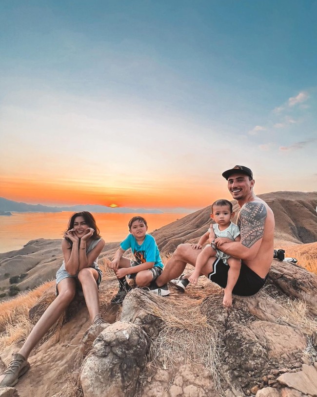 Jessica Iskandar baru-baru ini terlihat berlibur ke Labuan Bajo bersama suami dan kedua anaknya. Selama di sana Jessica dan keluarganya tampak berfoto bersama untuk mengabadikan momen mereka. Foto: Instagram/@inijedar