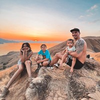 Jessica Iskandar baru-baru ini terlihat berlibur ke Labuan Bajo bersama suami dan kedua anaknya. Selama di sana Jessica dan keluarganya tampak berfoto bersama untuk mengabadikan momen mereka. Foto: Instagram/@inijedar