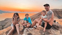 Gelar hot mom didapatkan Jessica Iskandar juga karena ia yang selalu dekat dengan keluarganya. Foto: Instagram/@inijedar