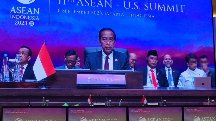 Jokowi di depan Wapres AS