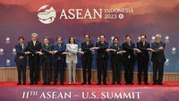 Presiden Joko Widodo foto bersama sambil bergandengan tangan dengan Presiden Filipina Ferdinand Romualdez Marcos Jr, Perdana Menteri Singapura Lee Hsien Loong, Head of Delegation of The Kingdom of Thailand Sarun Charoensuwan, Perdana Menteri Vietnam Pham Minh Chinh, Wakil Presiden Amerika Serikat Kamala Harris, Perdana Menteri Laos Sonexay Siphandone, Sultan Brunei Darussalam Hassanal Bolkiah, Perdana Menteri Kamboja Hun Manet, Perdana Menteri Malaysia Dato Seri Anwar Ibrahim, dan Perdana Menteri Timor Leste Xanana Gusmao sebelum KTT ASEAN-Amerika Serikat di Jakarta, Rabu (6/9/2023). Media Center KTT ASEAN 2023/Zabur.  