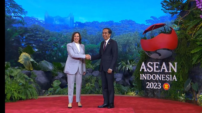 Jokowi Sambut Kedatangan Wakil Presiden AS Kamala Harris di KTT ASEAN