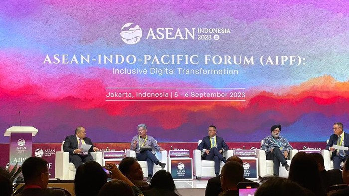 Kala Pelaku Perbankan Bicara Transformasi Digital Perkembangan teknologi informasi yang cepat membawa kehidupan masyarakat dunia memasuki era baru yang disebut era revolusi industri 4.0.
Pemanfaatan berbagai teknologi di bidang layanan keuangan juga membawa perubahan yang signifikan di industri perbankan. Perubahan pola konsumsi masyarakat ke arah digital mendorong perbankan mengakselerasi proses transformasi menuju perbankan digital.