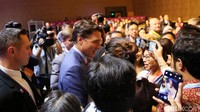 Meski kondisinya padat, Trudeau tetap berfoto dengan peserta acara.   