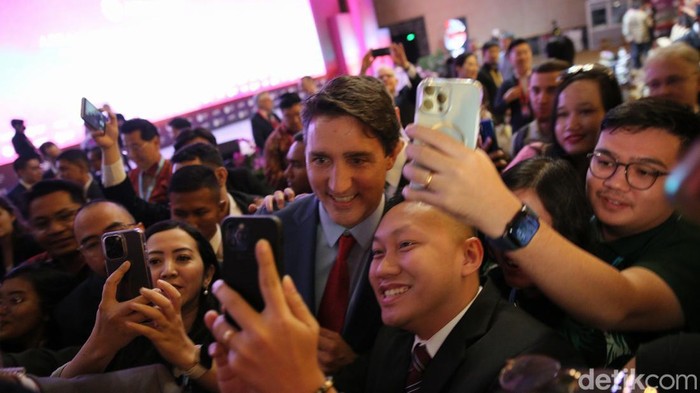 Perdana Menteri Kanada Justin Trudeau berjalan seusai menjadi pembicara utama pada hari kedua ASEAN-Indo-Pacific Forum 2023 di Hotel Mulia, Jakarta, Rabu (6/9/2023).