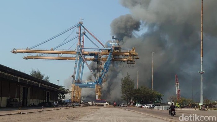 Kapal feri di pelabuhan di Merak kebakaran (M Iqbal/detikcom)