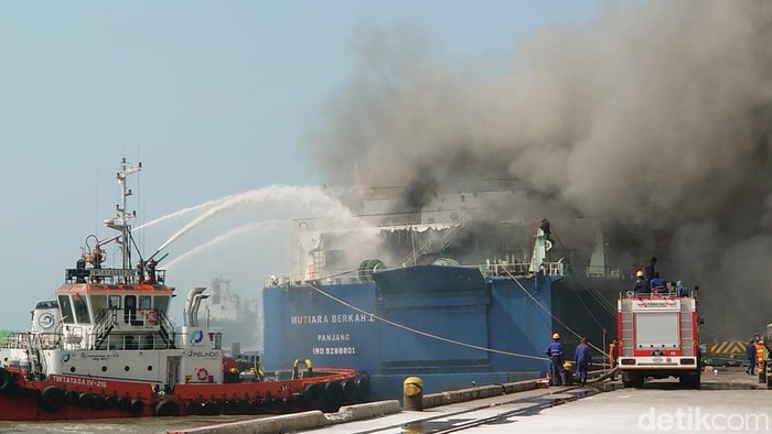 Kapal feri terbakar di Merak. (M Iqbal/detikcom)