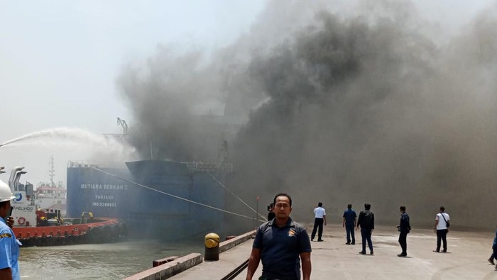 Kapal Feri terbakar di pelabuhan di Merak (dok istimewa)