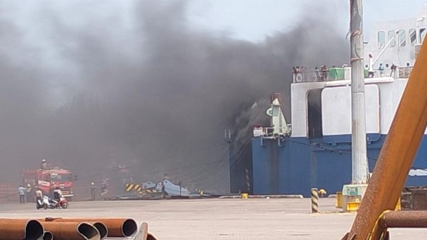 Kapal feri terbakar di Pelabuhan Indah Kiat, Merak (istimewa)