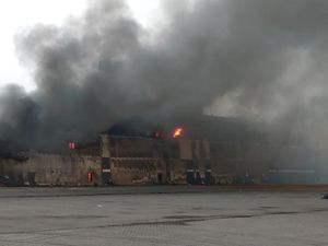 Sopir Truk Ceritakan Awal Mula Api Bakar Kapal Feri di Merak