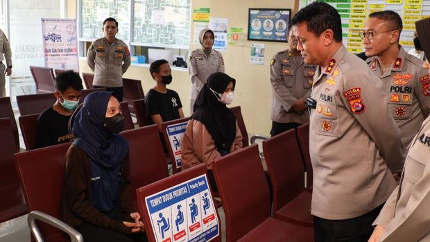 Kapolda Banten Irjen Rudy Heriyanto mengecek pelayanan di RS Bhayangkara dan Biddokkes Polda Banten untuk memastikan pelayanan berjalan optimal. (dok ist)