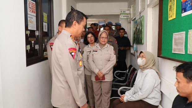 Kapolda Banten Irjen Rudy Heriyanto mengecek pelayanan di RS Bhayangkara dan Biddokkes Polda Banten untuk memastikan pelayanan berjalan optimal. (dok ist)