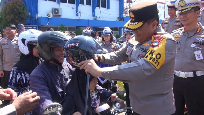 Kapolda Polda Sulawesi Selatan Irjen Setyo Boedi Moempoeni Harso bagi-bagi helm gratis ke pemotor.