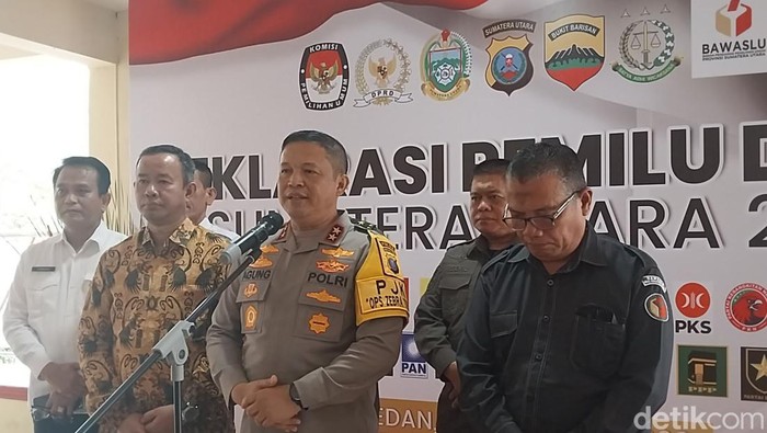 Kapolda Sumut Irjen Agung Setya Imam Effendi saat memberikan keterangan usai acara Deklarasi Pemilu Sumut Damai. (Finta Rahyuni/detikSumut)