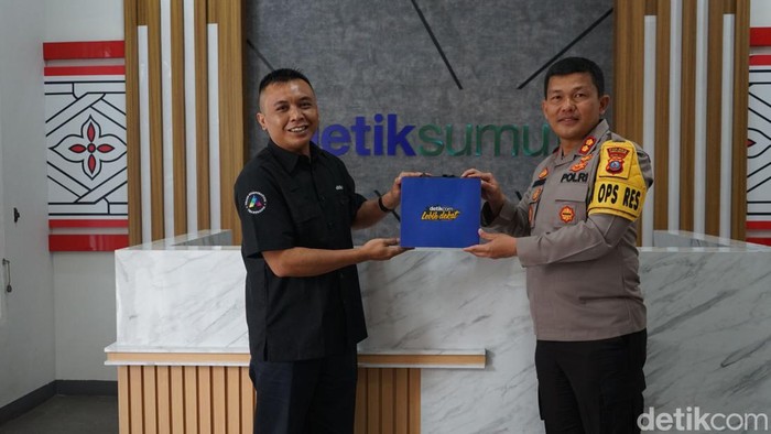 Kapolres Simalungun AKBP Ronald F.C Sipayung bersama Kepala Biro detikSumut Baringin Lumban Gaol
