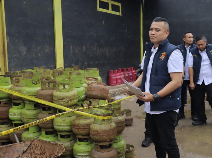 Kasubdit IV Tipidter Ditreskrimsus Polda Sumut Kompol Jericho (kiri) saat memaparkan kasus pengoplosan gas di Labura.