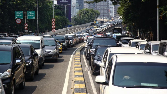Pengendara menerobos kemacetan lalu lintas di Jl Mas Mansyur, Bendungan Hilir, Jakarta, Rabu (6/9/2023) akibat pengalihan arus lalu lintas KTT ASEAN. Foto diambil sekitar pukul 10.40 WIB.