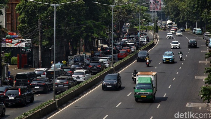 Kawasan Benhil Padat Terdampak Pengalihan Arus KTT ASEAN Pengendara menerobos kemacetan lalu lintas di Jl Mas Mansyur, Bendungan Hilir, Jakarta, Rabu (6/9/2023) akibat pengalihan arus lalu lintas KTT ASEAN. Foto diambil sekitar pukul 10.40 WIB.