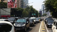 Macet tersebut akibat adanya rekayasa lalu lintas dalam rangka KTT ASEAN.  